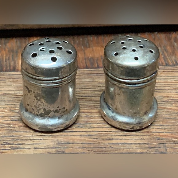 Early 20th Century Antique Sterling Silver Miniature Salt & Pepper Shakers - Picture 9 of 13